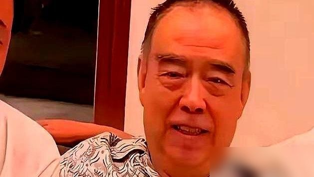 74岁的陈凯歌，饭桌上挨个给人剥虾倒酒，亲儿子陈飞宇坐在那，他眼皮都不抬一下。
不是不疼，是规矩大过天。陈飞宇进他爸的组，先当助理，搬轨道、拿衣服，跟组里杂工没两样。台词更狠，一个字不对，重来，几十条起步，现场没人敢吭声。
别人家星二代出道即巅峰，他这儿子硬是被按在泥里磨。可你看陈飞宇现在，央视