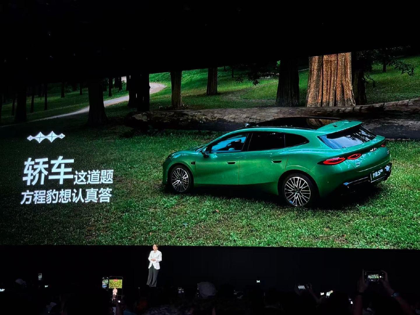 【比亚迪新车炸场！方程S 18.99万开卖：续航最高900km 法拉利同款悬架】9月16日，比亚迪方程豹全新车型方程S正式上市，新车共推出五款车型，售价区间18.99-23.99万元，新车续航最高900km，首搭云辇M磁流变悬架，官方号称是法拉利296 GTB同款，主打硬核极致操控。 ​