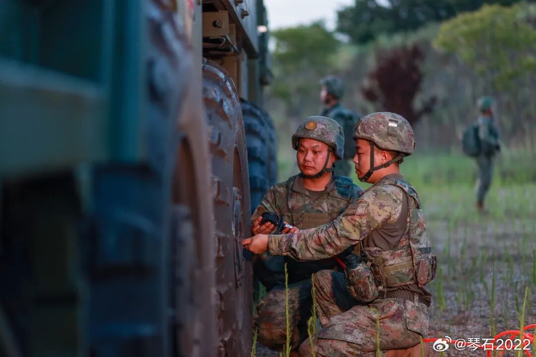 装备抢修快一秒，打赢胜算就多一分。
火箭军某部在某野外合成训练场，进行实战化应急抢修保障演练。

#陆军老大哥##烽火问鼎计划# ​