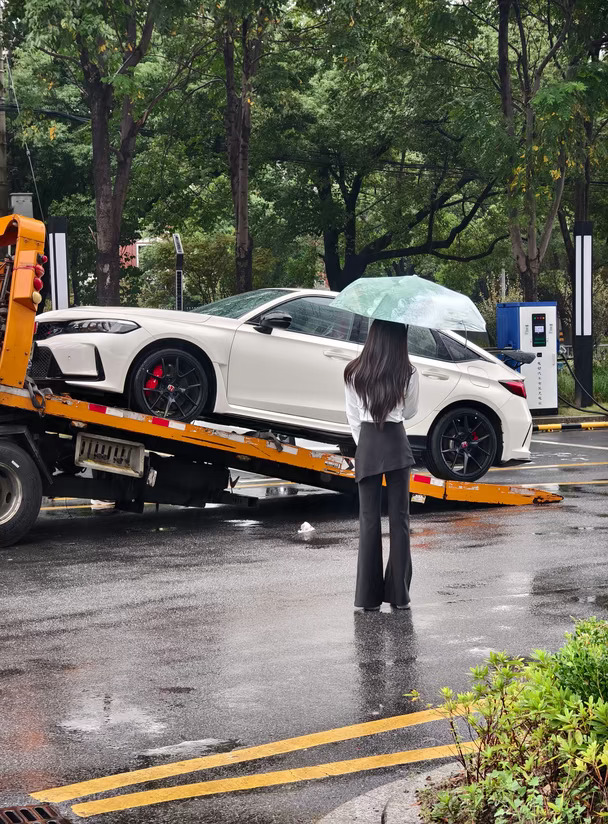 是谁在撑着雨伞发板思域typer呀？哦！是我