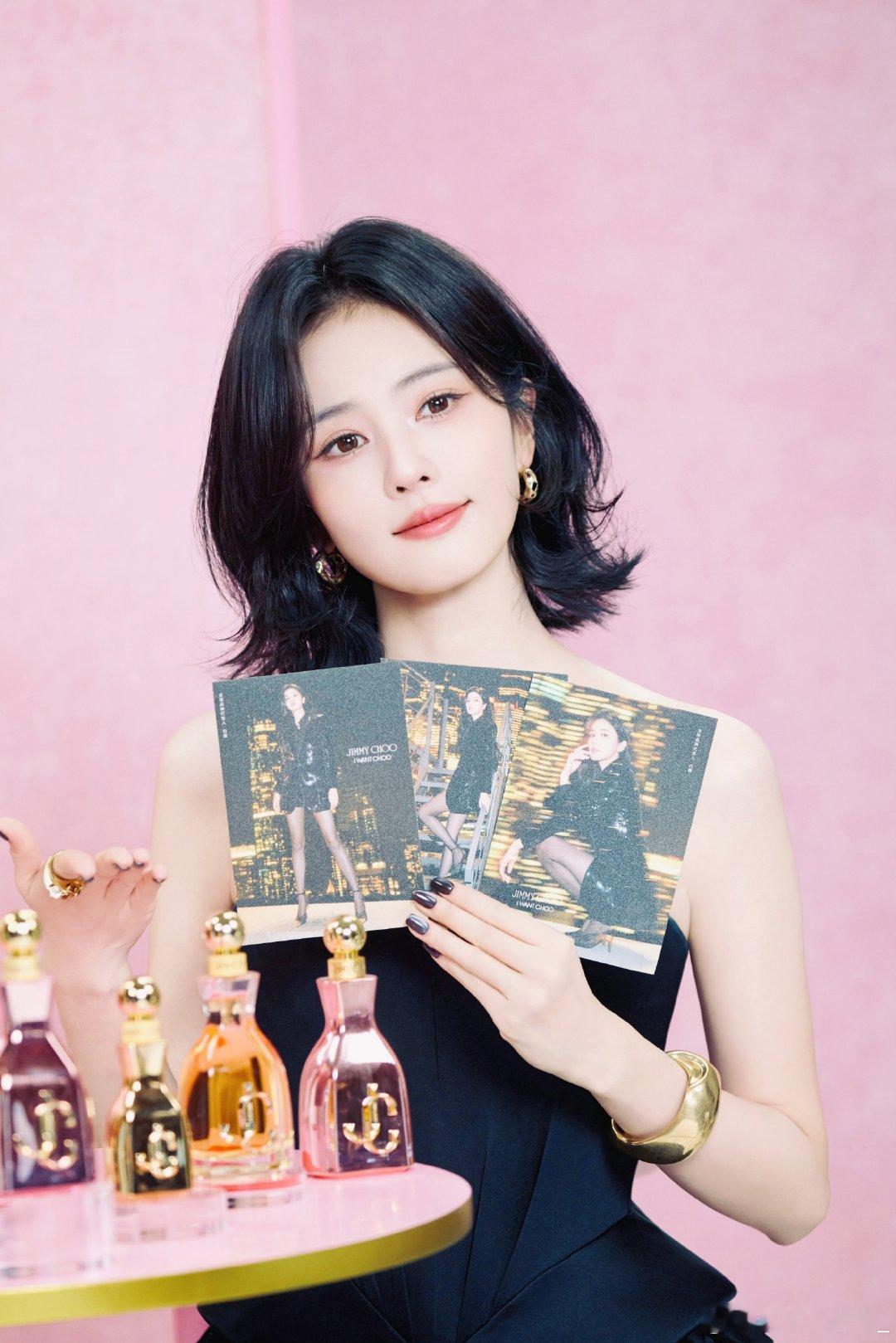 #白鹿吃面都不敢看镜头了#每天就这样拉我们女顶出来蹭热度是何意味 
期待一下我们#白鹿王韵娜 ﻿##白鹿陆昭熹# ​