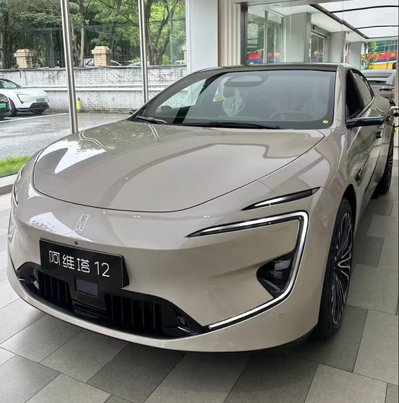 2026款阿维塔12作为阿维塔车系里面最高端的车型，究竟有哪些亮点呢？今天给大家从电池，智能驾驶，外观方面介绍一下。
​​电池与补能方面，纯电版搭载了宁德时代的 麒麟6C超充电池 ，官方宣称充电30%到80%最快仅需10分钟，CLTC续航里程最高可达735公里，能有效缓解续航焦虑。 增程版则配备了 骁遥超级增混电池 ，纯电续航有333km，馈电油耗也更低。
​​智能驾驶方面，新款车型在智驾硬件上很舍得给料，高配版本配备了顶置激光雷达，甚至有“四激光版”可选，并搭载了华为 乾崑智驾ADS系统 ，B柱上还会有专属标识，智驾能力是其核心卖点之一。
​​外观内饰方面，新增了“曦金灰”外观，内饰选择更丰富。 同时，前排双零重力座椅、25扬声器英国之宝音响等配置也作为亮点出现。#长安汽车