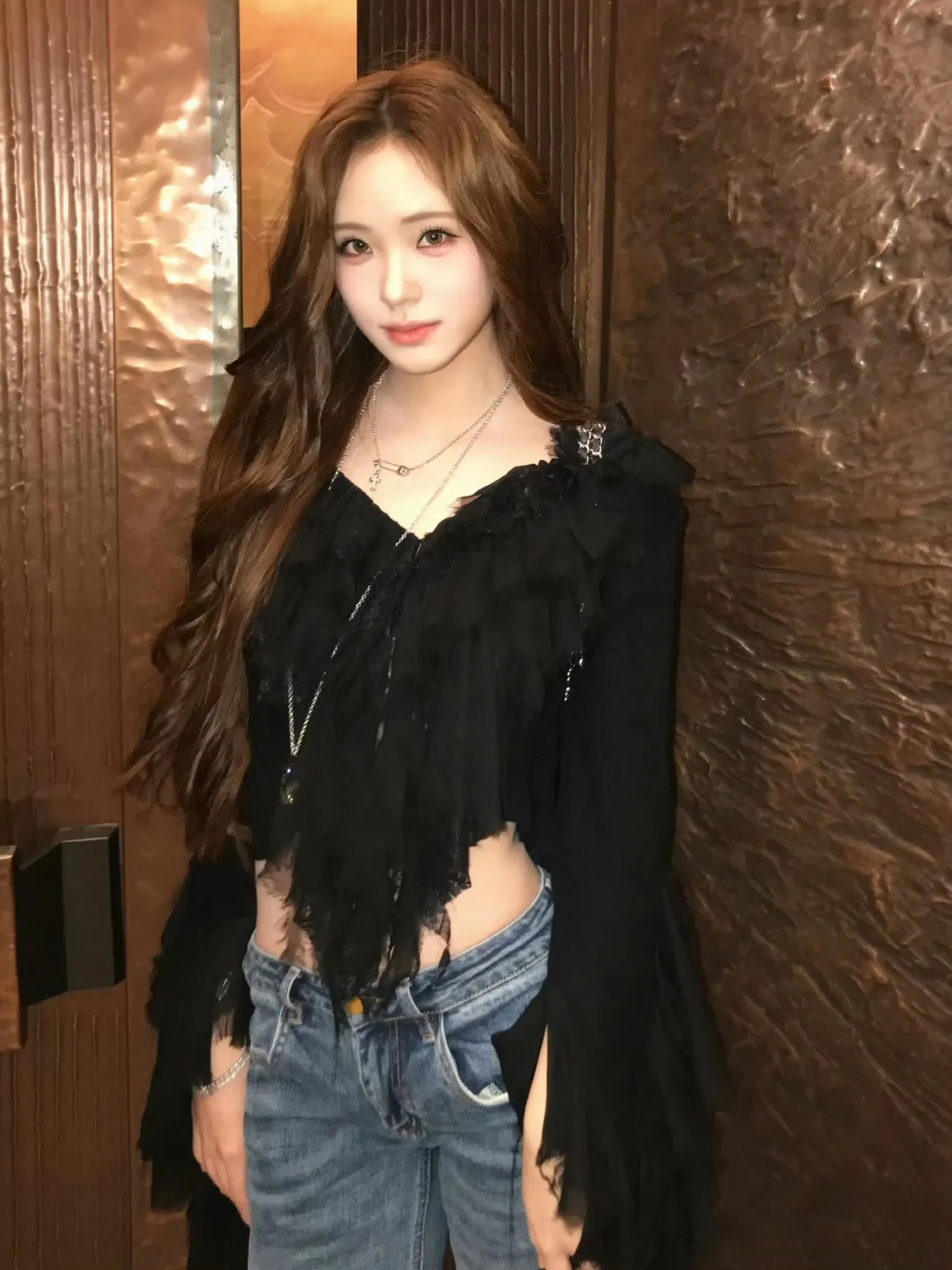 小S二女儿lily ，美式辣妹风造型，满是轻熟韵味，黑色流苏露腰上衣搭，低腰牛仔裤，妆容精致，眼神妩媚，明明只有18岁，却是28岁的既视感。

小S这个二女儿确实长的漂亮，是三姐妹中长的最好看的那一个，她的身材很好，又高又瘦，说话也是嗲嗲的，她这种娇柔的气质，和温柔女神林志玲有些相似。

她经常在社