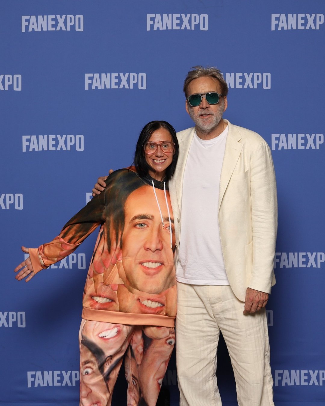 #凯奇金发造型# 请查收刚收到的热乎照片，凯奇叔近期现身FAN EXPO Dallas（达拉斯粉丝博览会）！

这次凯奇叔这次染了一头金发，配上标志性的墨镜和清爽的白西装！据可靠消息，这是为了即将在10月开机的新片《帕里什》（Parish）做的造型准备！

凯奇将在片中饰演核战浩劫后的幸存者“帕里什”，靠着一 ​