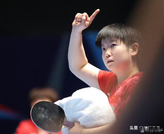 还得靠孙颖莎啊！孙颖莎3-0朱雨玲！
2026名古屋亚运会乒乓球女子团体赛小组赛，中国女团3-1战胜中国澳门女团，四盘比分如下：
第一盘：王曼昱1-3朱雨玲【9-11，9-11，11-7，11-13】
第二盘：孙颖莎3-0梁安娜【11-3，11-2，11-2】
第三盘：蒯曼3-0关卓琳【11-3，1