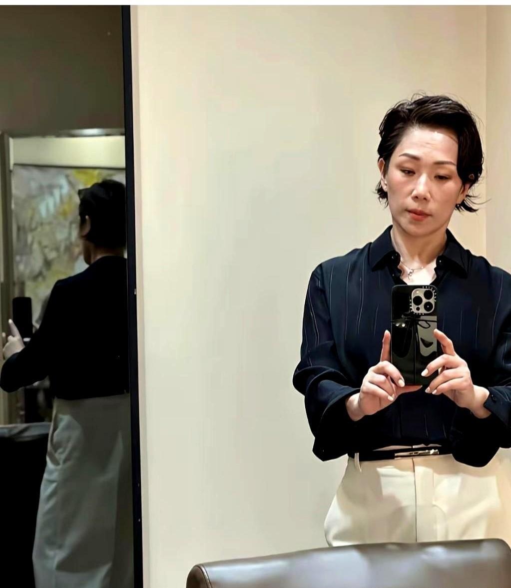 快六十岁的林忆莲一露面，直接撕下了多少中年女星强撑出来的体面。
现在满屏都是鼓鼓囊囊的寿桃脸。
一堆人过了四十岁就慌得不行，科技与狠活全往脸上怼，笑不敢大笑，哭不敢大哭，隔着屏幕都能闻见那股紧绷的工业味。
林忆莲偏偏反着来。
短头发剪得干脆利落，身上就套件极简的黑衣裳，眼角该有褶子的地方全大