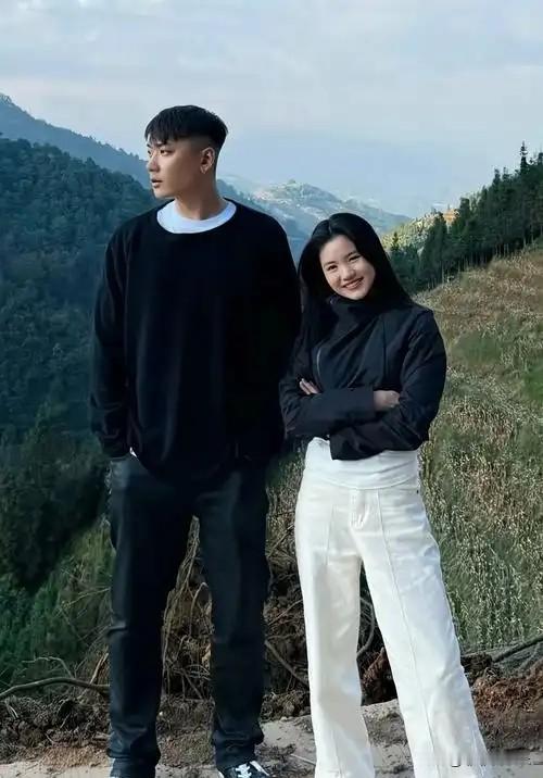 之前追《变形计》的时候，最嗑的就是崔晋和李勒优这对无血缘兄妹，当初全网都在说这是综艺里唯一没走散的双向救赎。
叛逆城市少年遇上深山里连妈妈面都没见过的苦女孩，节目结束后别家都人走茶凉，崔晋一家是真把优优当亲闺女亲妹妹疼。崔晋给她装房子、送几万的生日礼物，连她爱吃的炸串摊都帮着找靠谱的供货商，晋妈一路