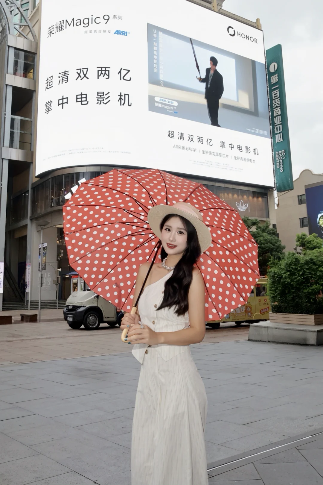 上海！！整个南京路都是肖战…好帅啊😍