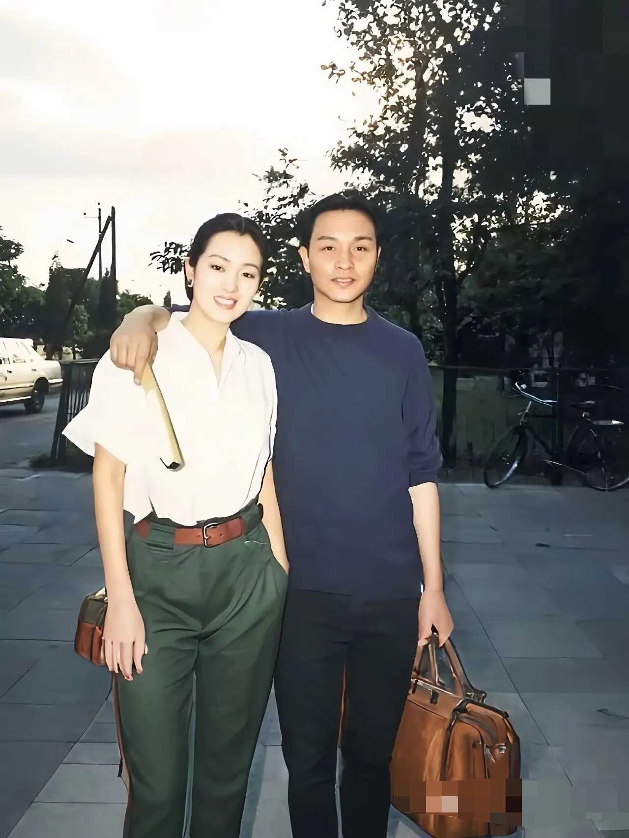 不愧是巩皇啊，普通衣服都能穿出时尚感！
两个人往那一站，就是让人挪不开眼的存在。

巩俐真的是白的发光，她身上的衣服，感觉现在穿也不过时。

张国荣也是，哪怕身着再朴素的衣衫，也掩不住满身的俊朗气度！