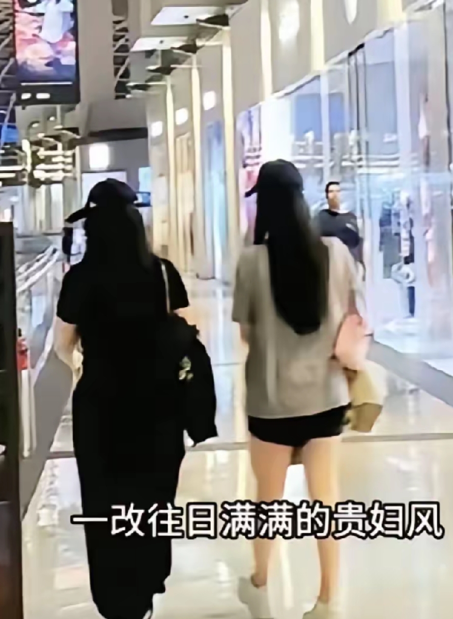 李湘又搞事情！李湘在新加坡被拍到的照片直接霸屏，
李湘出门改了往日贵妇范，整个人都瘦了一圈，站在女儿旁边差点以为是姐妹。
果然还得是李湘，有这个资本想胖就胖，想瘦就瘦。
估计全娱乐圈，就李湘有这个底气，身材根本不算什么？
全靠老娘心情！！！