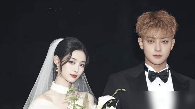 黄子韬憋了两年，终于不装了。
10月15号徐艺洋甩出一张海边背影照，一家三口，孩子牵着走。第二天直播直接摊牌：儿子两岁多了，剖腹产生的，中国籍，没代孕，就这一个。
她说拖到现在，是因为自己产后状态差，不想被拍。可黄子韬去年就想公开，硬是压下来了。
这就有意思了。一个想曝，一个想藏，最后卡在这个