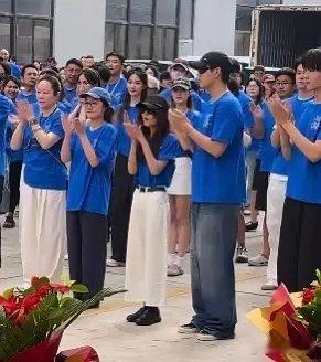 阿瑟和张子枫。。。这个体型差有点吓人了吧。。。。 ​