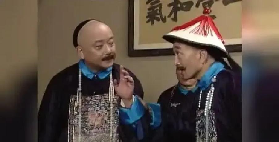 刘墉家族世系 （向上四代）
刘墉坐在书案后，手指拂过桌上摊开的《东武刘氏家谱》初稿。家族数代功名显赫，祖父刘棨得康熙御笔“清爱堂”，父亲刘统勋获谥“文正”……可当他提笔想在“族规”一项下添注时，腕子却悬了半天，最终搁下了笔。
次日午后，侄子刘镮之来请安，见刘墉独坐庭中，石桌上空空如也。“伯父可是在思