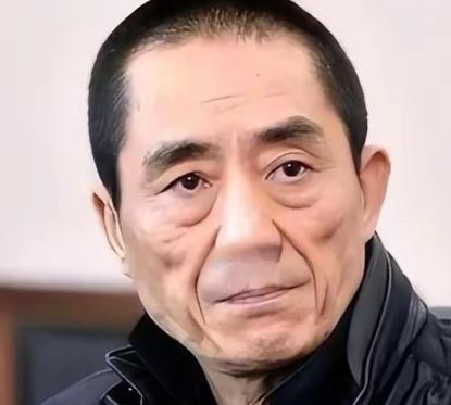 70多岁的人连台阶都要人架着走，卡里的钱几辈子花不完，到底图什么还要天天在公众眼前死撑？
很多人以为老了退不下来是缺钱，真把这事想简单了。
看看釜山红毯上的张艺谋，手抖得抓不住话筒，走两分钟的台阶得左右两个人护着，可手里剧本、评审、大项目排得满满当当。
再看张纪中，头发胡子全白了，窝在自家直播间的小