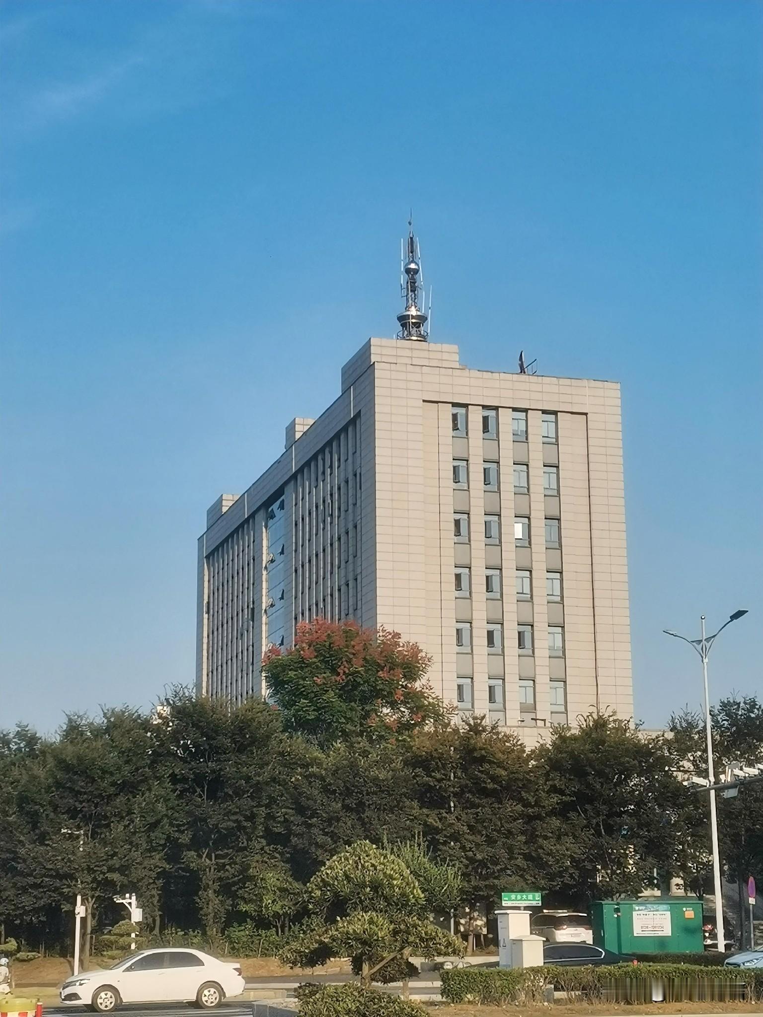 洗钱又出新花样——虚拟资产、拍卖、黄金，都可能涉嫌洗钱
      “我没转账，也没取现，怎么就成洗钱了？”
        这是洗钱案被告人最常见的辩解。很多人以为，洗钱就是把钱从A账户转到B账户。但法律规定的洗钱手段，远不止转账。法释〔2024〕10号第五条，明确了七种“以其他方法掩饰、隐瞒犯罪