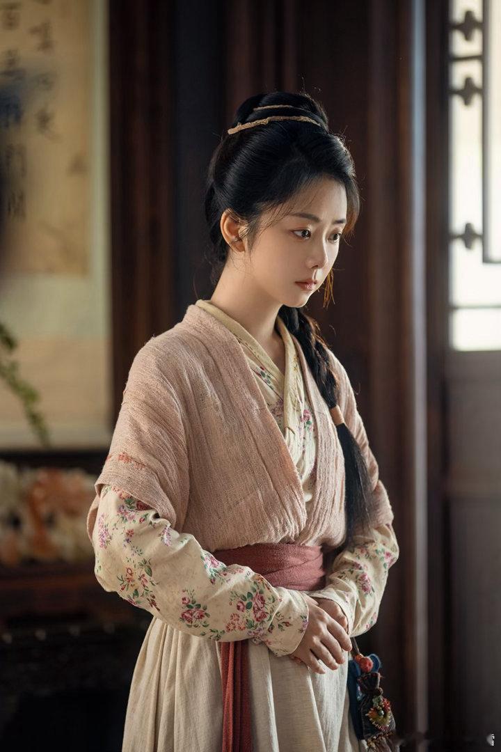 #谭松韵上一秒嫡女下一秒婢女#

终于有个不开挂的女主了！沈嘉兰从嫡女变丫鬟，没有重生没有系统没有天降神医，全靠一颗脑子在深宅大院里硬扛。明明满腹经纶却要装作目不识丁，明明受尽屈辱却也得笑着低头，每一步都走在刀尖上。她不是什么大女主爽文模板，是一株被踩进泥里还能扎根的野草 。你压得越 ​