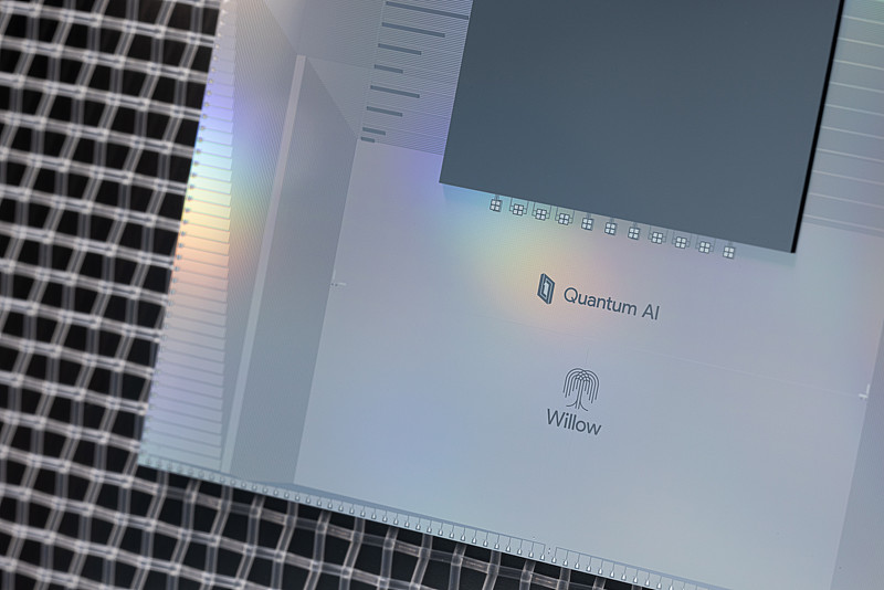 谁能料到，抢首发高价入手iPhone18 Pro的第一批用户，现在集体成了最大冤种？新机才开售几天，网上吐槽翻车的声音就已经刷屏了。
 
说实话，9月18日正式发售的iPhone18 Pro系列，本是万众期待的新款旗舰，结果首批拿到手的用户，几乎全员踩坑。最离谱的就是无规律死机重启问题，很多人新机到