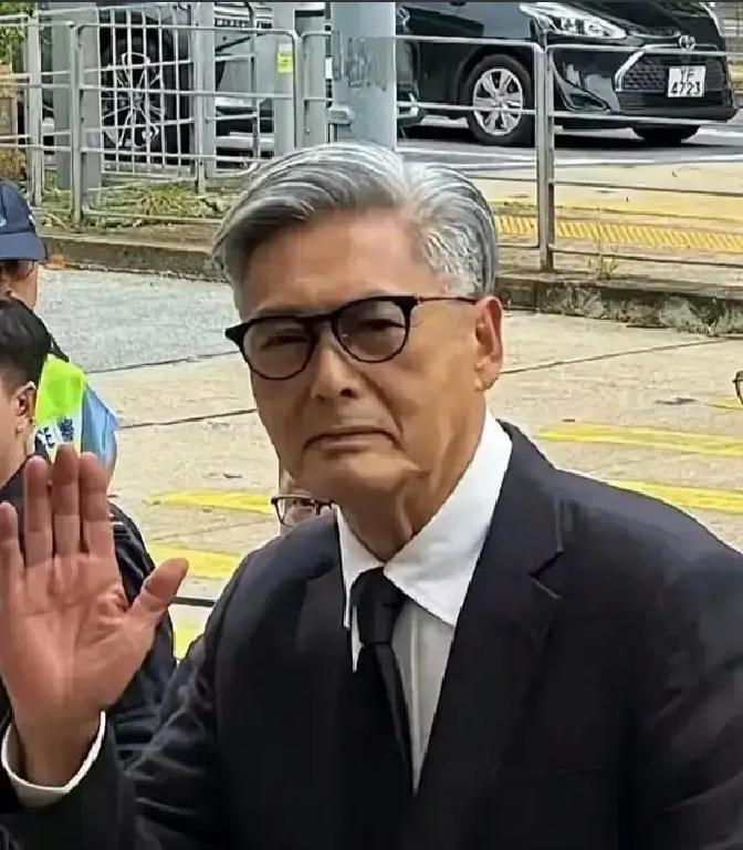身家几十个亿的周润发，这两年干出了一件让很多人琢磨不透的事——放着顶级的豪宅不住，非要折价往外卖，哪怕少卖几千万也无所谓。
有人就犯嘀咕了，当年不是早就说好身后要把财产全捐了吗，怎么现在还费这劲变卖房产？
你再看看他平时的日子，只会觉得更分裂。
满头白发的老头，晨跑完混在菜市场的人堆里，开着一