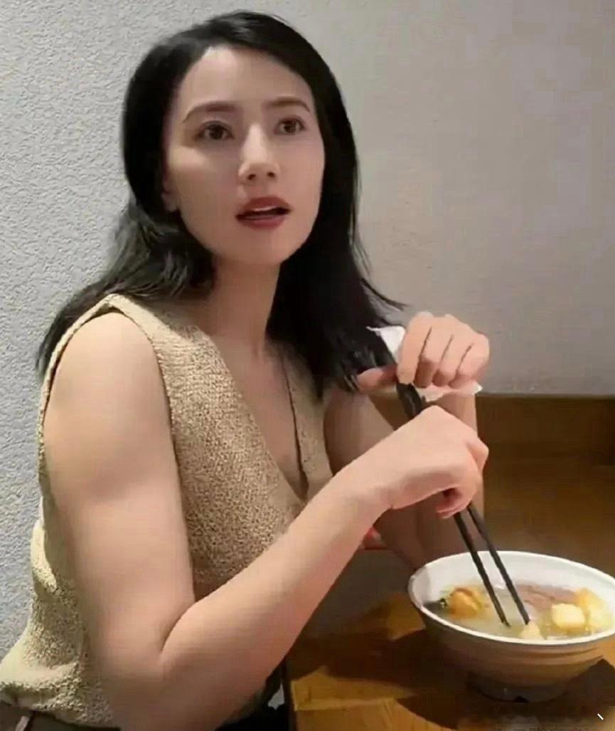 高圆圆估计是练过力量，手臂粗了一圈，看起来更有女人味了 ​