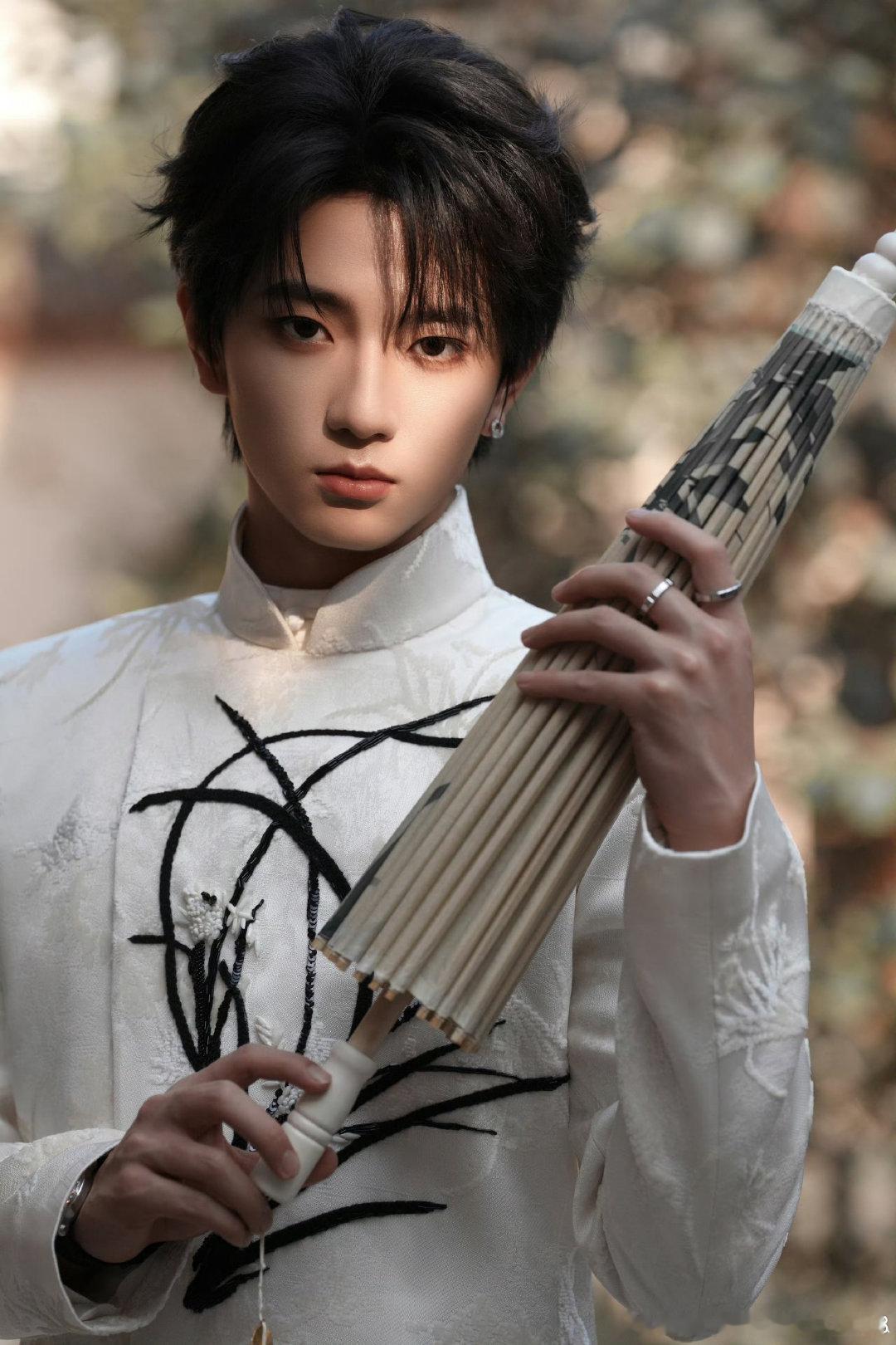 #穆祉丞粉丝釜山应援#

第31届釜山国际电影节，《初次尝到寂寞》作为主竞赛唯一华语长片全球首映。穆祉丞携作品亮相A类电影节，粉丝在釜山多地点开展跨国应援，覆盖场馆、地铁、商圈与交通枢纽，助力华语文艺片收获国际关注。

粉丝站同步发布文明观影倡议，拒绝屏摄喧哗剧透。首映后穆祉丞登上韩国推特趋势第二位，观众称赞他演技自然，长镜头单人戏感染力出众。从偶像转型演员，他踏实前行，以作品证明自己。

作品是演员最坚实的底气，这场跨山海的应援，承载着对华语文艺片与青年演员的美好期许。