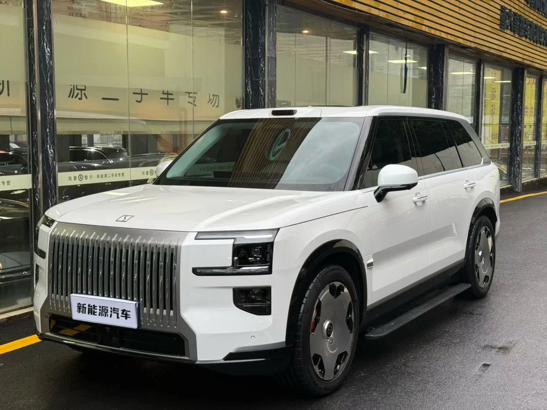 【车辆型号】2025款极氪9Xultra版70kwh 六座
【车架号码】102961
【出厂时间】25年09月
【上牌时间】25年11月
【行驶里程】1.3万公里
【车辆配置】中控双连屏+千里浩瀚智驾H7+22英寸锻造轮毂+二排双旋转座椅+Naim殿堂之声音响系统+电动踏板+飞翼式滑移屏+哑光银镀铬外观套件+全车透明车衣
【车况概述】原板原漆0出险
【车体颜色】极昼白+极地白
【过户次数】个人一手车
【厂家质保】累计整车质保6年15万公里，三电8年质保20万公里#极氪9X #新能源二手车