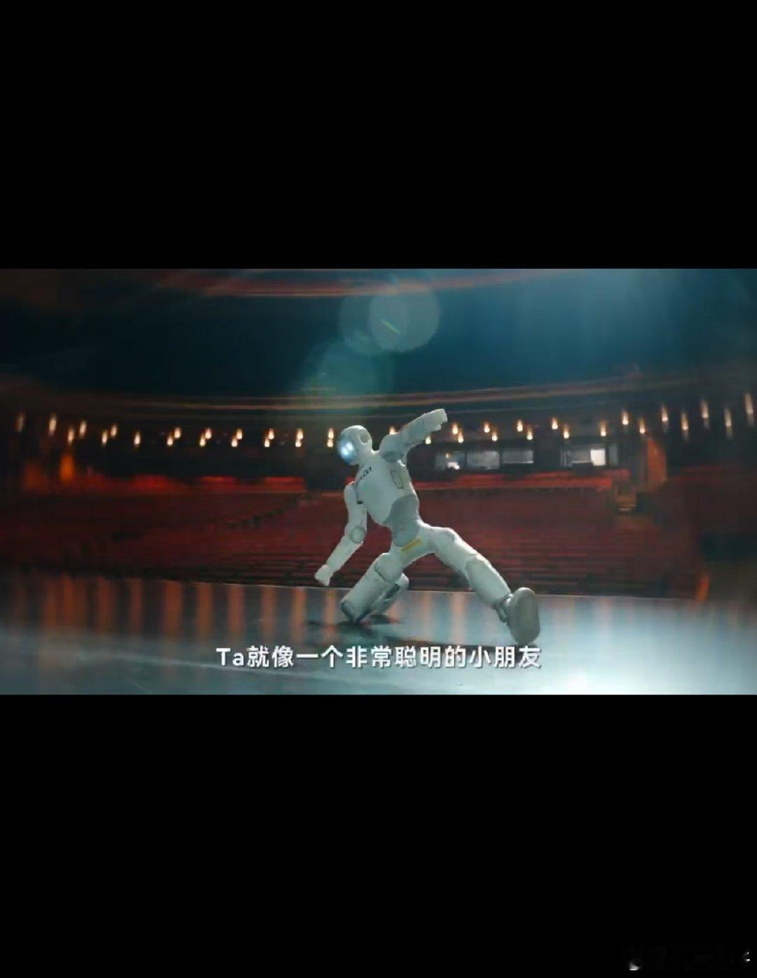 #郎朗反向被机器人训练跳舞# 钢琴大师挑战舞蹈，在机器人的引导下不断磨合姿态，看得忍俊不禁。 ​
