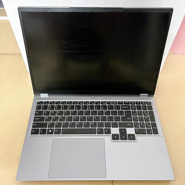 玩家战神X64兼容笔记本电脑，配置如下：
- 处理器：英特尔Core i7-8750H 六核
- 内存：16GB DDR4 2666MHz（2条8GB）
- 显卡：NVIDIA GeForce GTX 1050 4GB
- 主板：英特尔HM370
- 显示器：AUCO G6AD 16英寸
- 主硬盘：朗科L500 512GB SSD
- 网卡：瑞昱RTL8168/8111/8112
- 声卡：瑞昱ALC269
	
机器成色还可以，外观有点使用痕迹，键盘干净，屏幕无划痕，功能正常，性能稳定，办公、学习、上网、看视频都没问题。#开学季笔记本电脑怎么选 #二手笔记本电脑 #轻薄本 #游戏本 #笔记本电脑 #电脑推荐