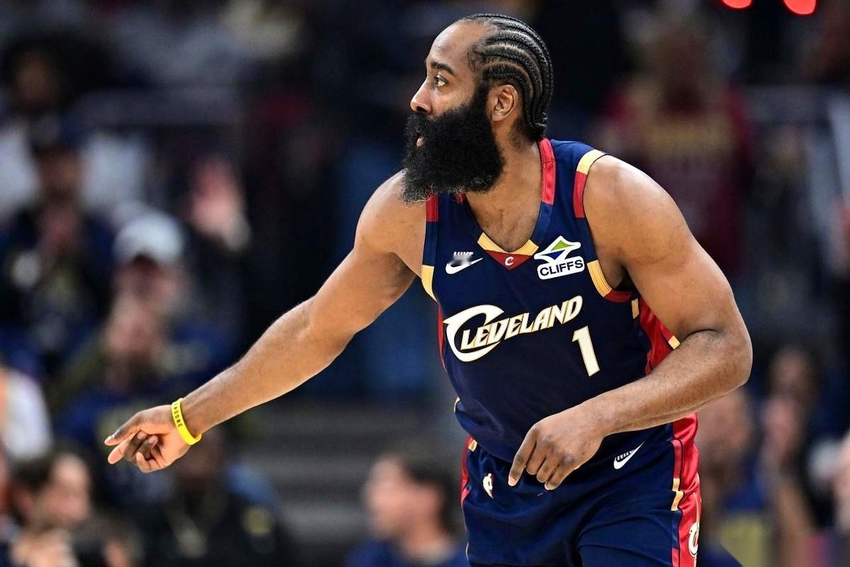 裁判哨子刚响，哈登还没过半场，直接被猛龙球员一把推开，裁判却反手一指—...