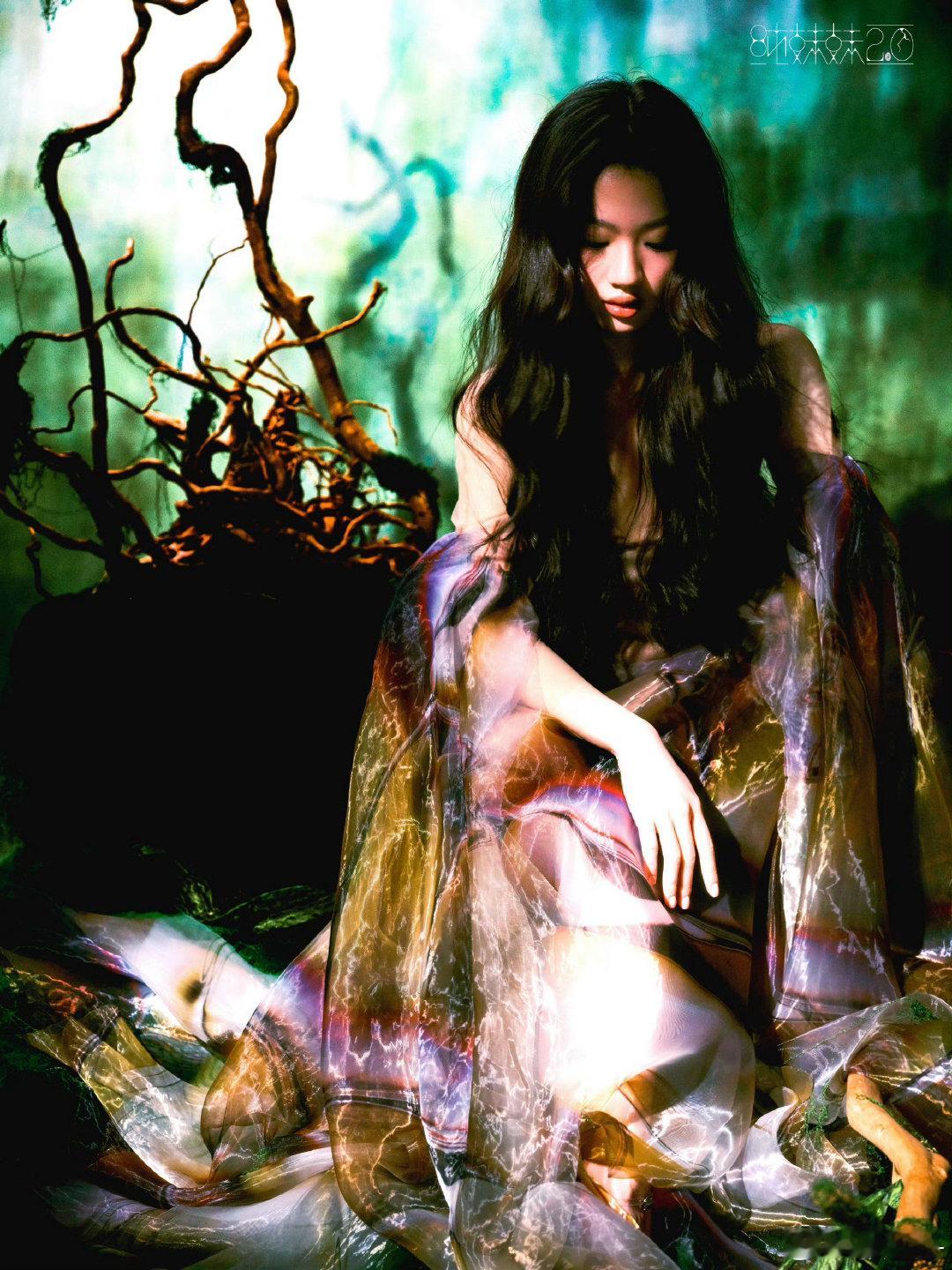 #单依纯[超话]# 扑朔迷离  美丽迷人​