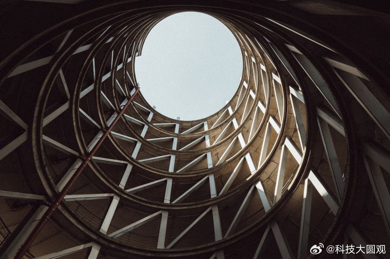 L3自动驾驶牌照发到现在，就两张——长安深蓝SL03和极狐阿尔法S6，全国几千万台新能源车在售，拿到准入的不到0.01%。别被车企发布会忽悠，“L3量产”喊了两年，落地就这么点。

剩下那些天天吹“自动驾驶”的，连准入名单都没进。牌照不认PPT，认测试里程。

你身边真有人敢松开方向盘让车自己跑吗？ ​
