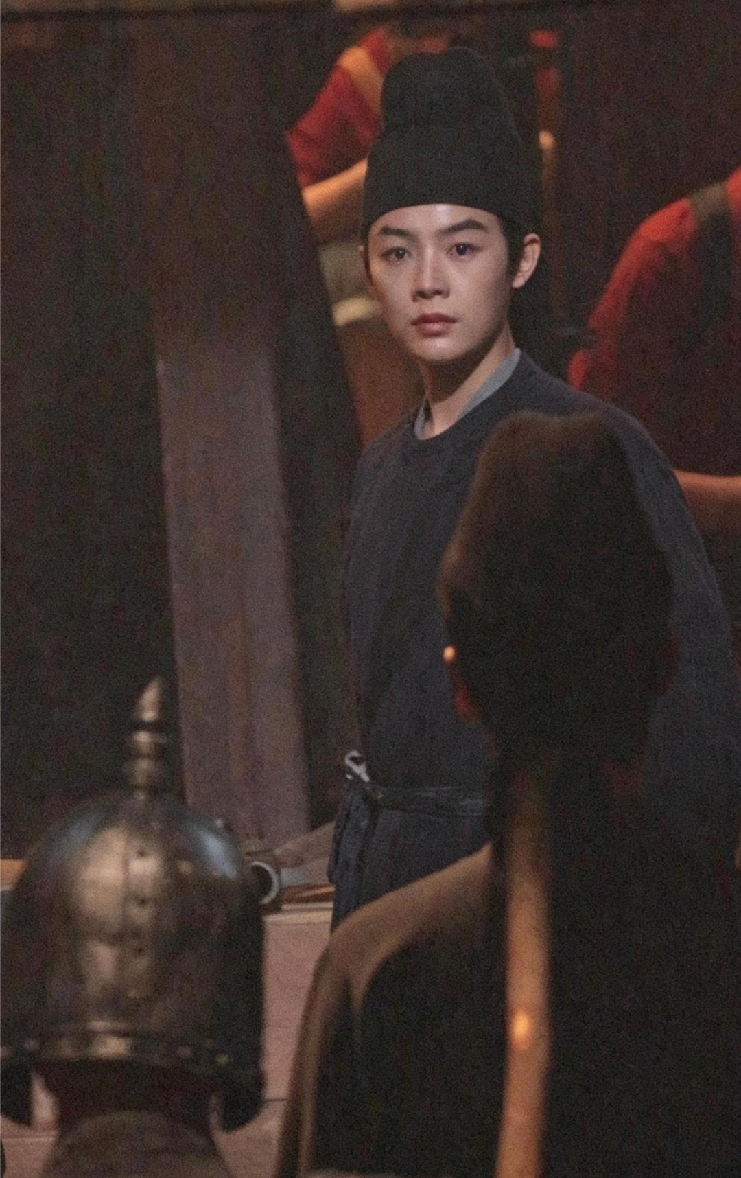 #陈丽君这才是最尊重观众的女扮男装#

陈丽君 祝姑娘
束发敛芳华，素衣藏风月。一卸闺阁柔姿，便成廊庙少年。眉如青峰敛翠，目似寒星藏光，不见半分脂粉旖旎，唯有一身疏朗风骨。身姿挺拔如松，行止风流蕴藉，以女儿之身，塑公子清仪，雌雄气韵相逢，一眼惊鸿，风华无双。 ​