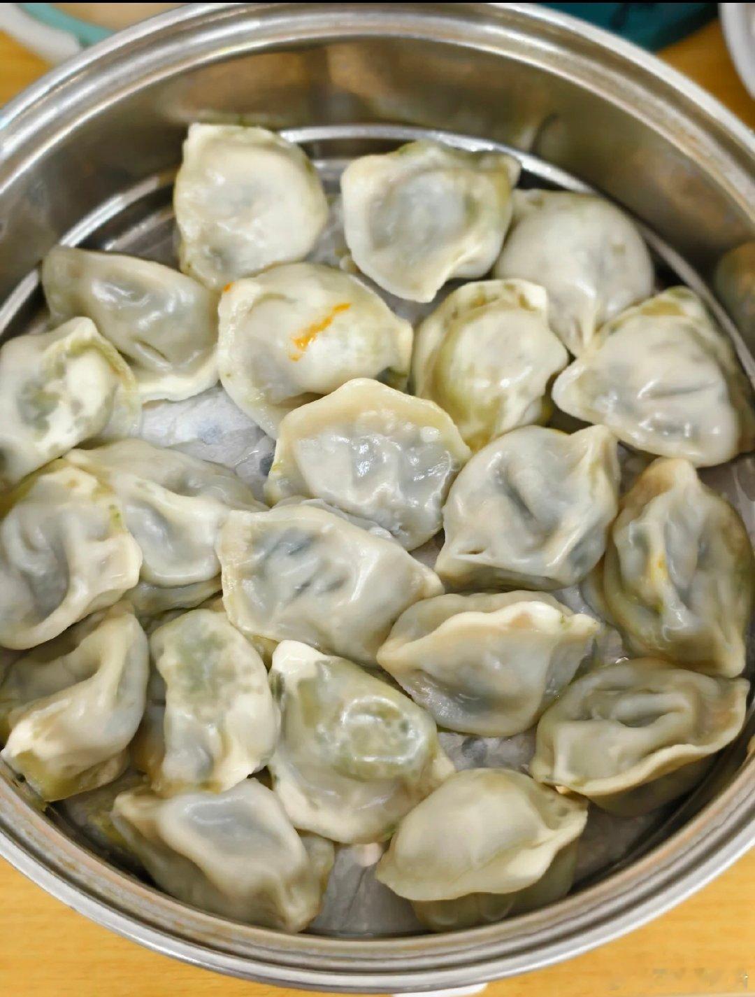 #思念食品官方[超话]##田曦薇思念水饺代言人##思念冷鲜肉水饺更好吃#  入的是猪肉玉米和灌汤两款。喜欢它的理由偏实在：官方口径是0-4℃排酸冷鲜肉、24小时内限时入馅、馅含量不低于52%，属于把"鲜"讲得比较具体的那一类。体感上馅料比较紧实，煮的时候注意别久泡。 ​