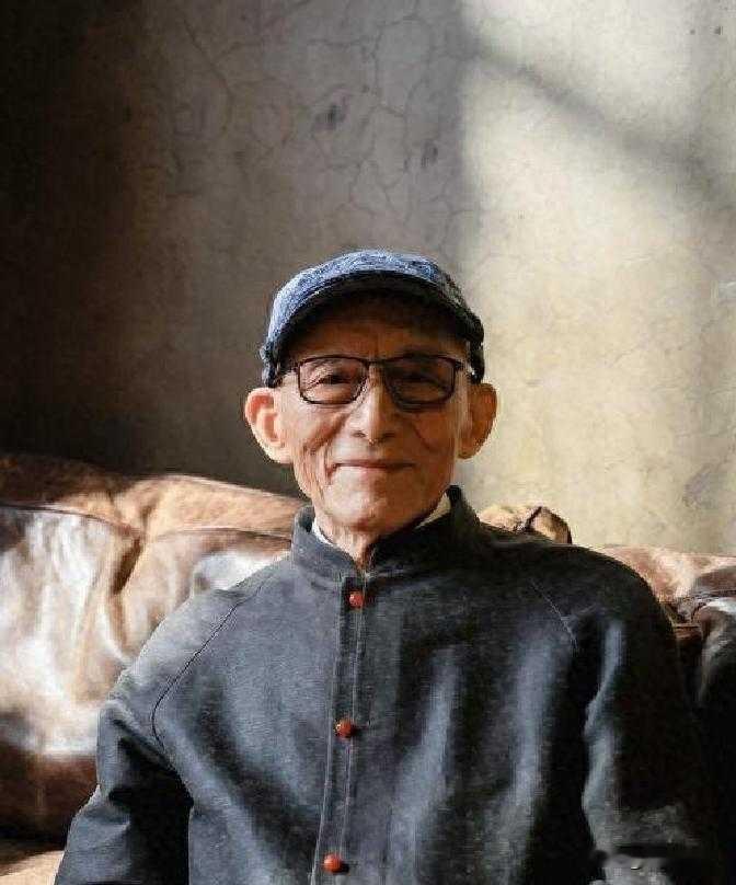 “游本昌老师去世了。”

“哪个游本昌？”

“济公、爷叔。”

中国国家话剧院表演艺术家、一级演员游本昌，因病于2026年9月24日在北京去世，享年92岁。

你可能不知道，他演“济公”那年已经52岁了。在这之前，他跑了近30年龙套，演了79个小角色。52岁才第一次当主角，然后一炮而红。

23年