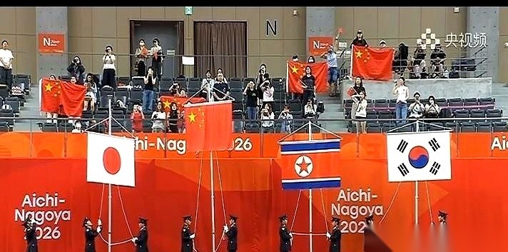名古屋亚运乒乓女团颁奖，中国队3:0拿下六连冠，升旗却是好几个人分两组拽着粗绳硬拉上去的。
这可是正儿八经决出金牌的国际赛场，却没有准备标准的电动护旗设备。
网传跑前跑后的志愿者里多是六七十岁的老人。
我看完这画面，脑子一下真没转过弯来。
姑娘们在前头打得那是真硬气。
压倒性的比分，把日本队打得没脾
