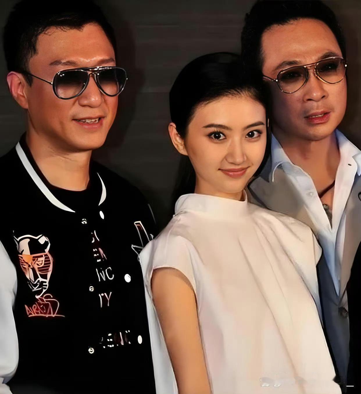 2011年孙红雷拿到剧本，一看女主是景甜，配角是金喜善和吴镇宇，就直接拒绝了。导演说，片酬加到1200万。孙红雷同意了。这部片子就是《战国》，背后投资方星光灿烂影视，砸出1.5亿做这部大制作，核心目标很直白，捧当时才22岁的新人景甜。名义上孙红雷是男一号孙膑，吴镇宇演庞涓，金喜善做女二号，一 ​