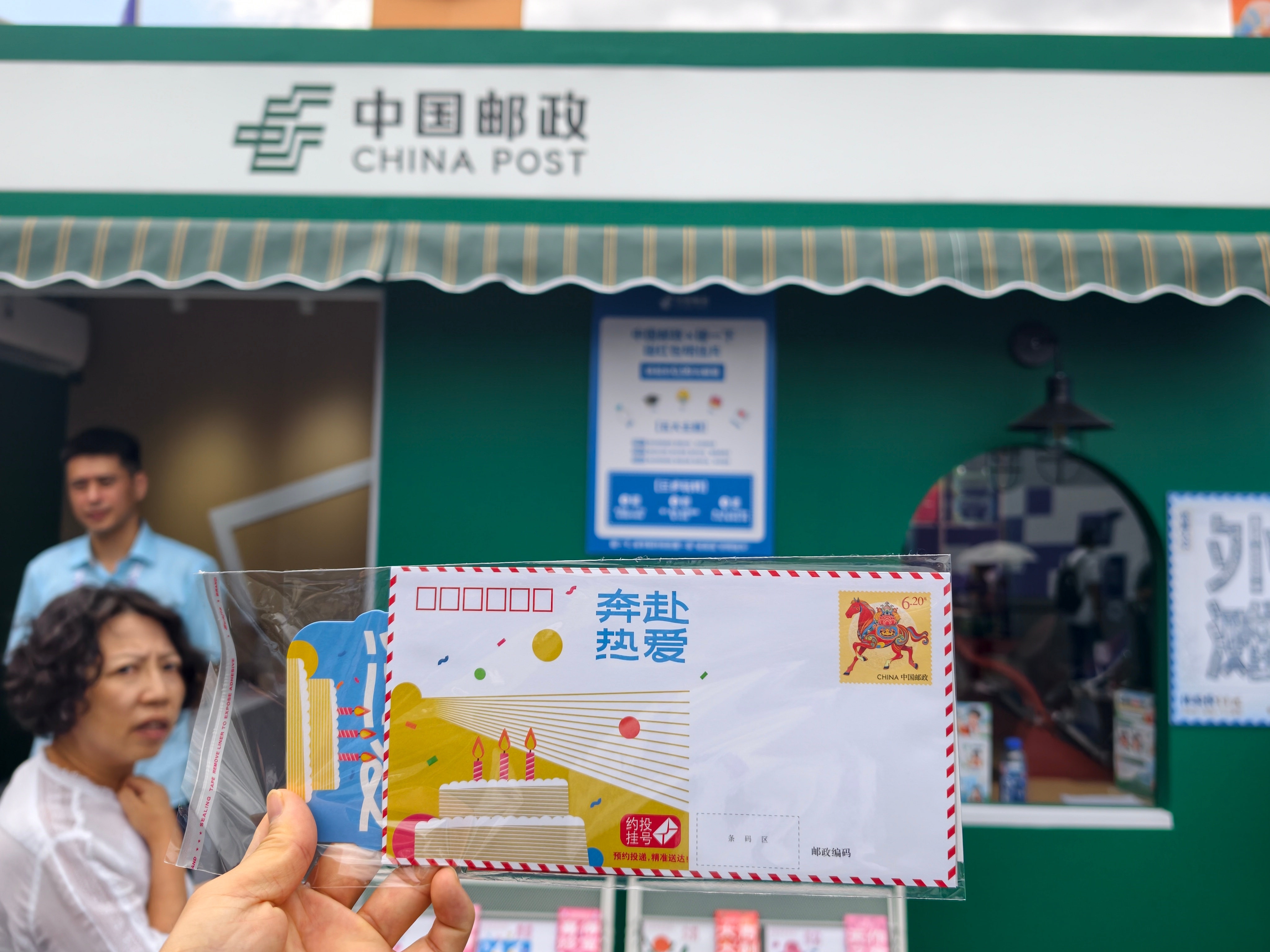 #2026外滩大会# 🎯直击2026外滩大会现场，今年大会的主旨是共创AI新经济。
我拍了一组大会外场的主视觉（这组图片使用权免费共享给全球媒体人），今年天公特别作美。一边是蓝天白云，一边是灰云密布。不仅各种风景都有了，天气还不热。

在大会主题板前，纵览40+场思维碰撞论坛、15000㎡主题科技展、 ​