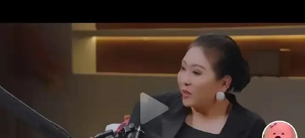 明明一个微信视频就能解决的矛盾，向佐跟向太非要在千万网友面前演一出母子互撕的连续剧

儿子在网上气急败坏地发文，指责亲妈到处乱说话搅得家里鸡犬不宁，这事儿怎么看都透着一股子为博流量强行加戏的味儿

这场闹剧的起因其实特别无厘头

前阵子向佐对着镜头信誓旦旦地说，父亲前妻丁佩当年抚养过自己两年，而且对