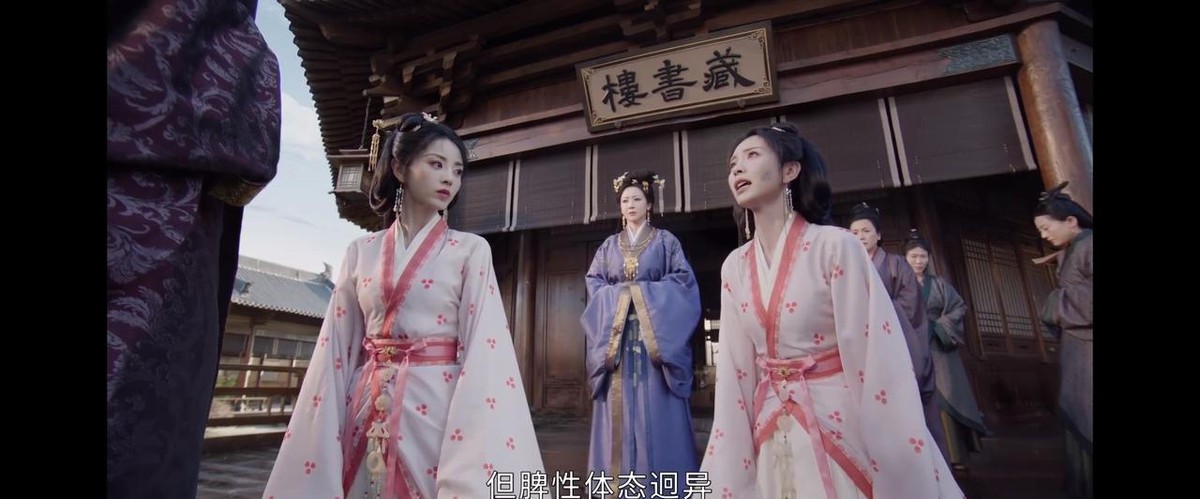 田曦薇的《嫁金钗》首播站内热度冲到7000，粉丝云包场砸了超过1065万，但当时有报道称她的片酬从每集75万砍到了40万。一边是粉丝掏钱把数据往上推，一边是平台按上一部戏的评分往下压价。这两件事同时发生在一部剧的开播周，放在哪个演员身上都够拧巴。
粉丝的钱和平台的账，各算各的
云包场33万座，总价值