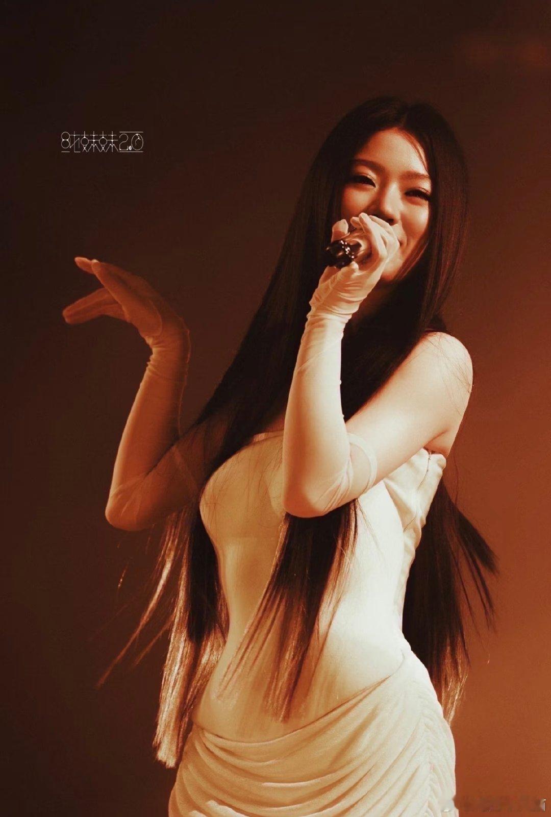 #单依纯[超话]##单依纯纯妹妹2.0演唱会#syc#单依纯# syc#单依纯演唱会# 单依纯把演唱会开到明年好不好，神级现场好多，真的下次什么时候才可以见 ​