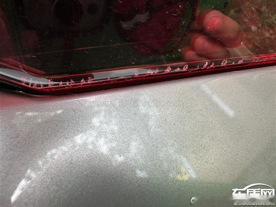 进口A7尾灯自然开裂拒保
进口奥迪A7车主在车质网投诉，提车不到一年，后尾灯多处龟裂。车尾无事故、无撞击痕迹，裂纹在隐蔽角落，不可能磕碰。4S 取证上报厂家，结果直接判定非质量问题拒保。车衣是购车时 4S 选配加装，贴完快一年，不该是车衣原因。尾翼之前已经故障换新，还报过中央门锁故障。厂家仅 ​