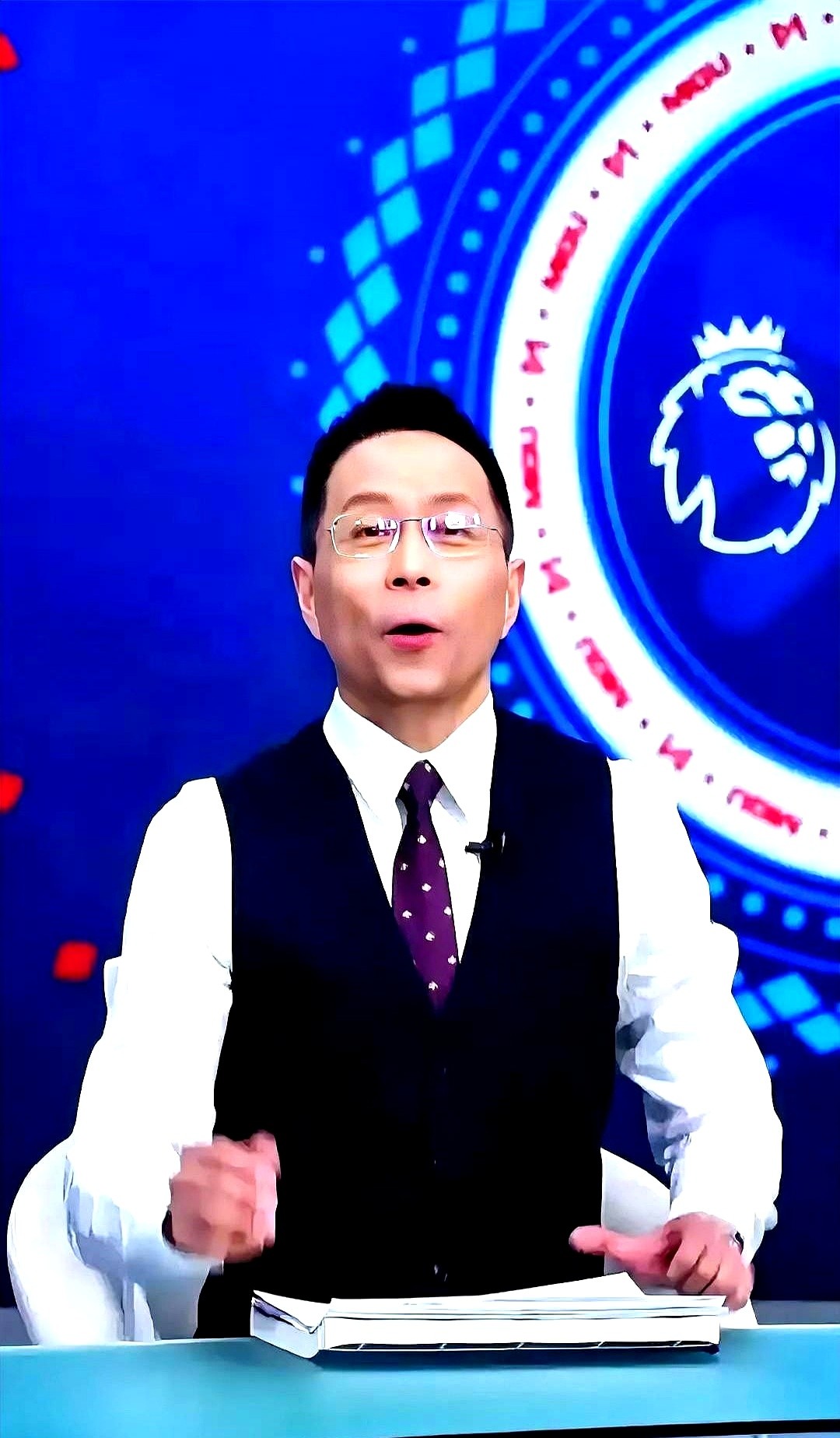 詹俊一句闲聊，直接把欧洲足坛的窗户纸捅破了。

他前脚刚夸完阿森纳中场是英超独一档，能跟大巴黎掰手腕。后脚就甩出一句话——罗德里要是不转会，欧洲中场的三足鼎立就成不了。

谁能想到，罗德里还真落地巴萨了。这下顶尖中场配置的三强格局直接从推测变成了现实对抗。

老球迷都明白，中场才是球队的真命脉。