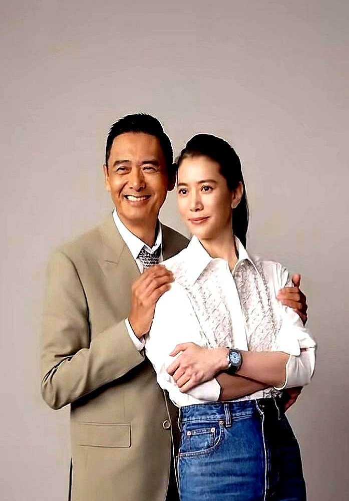发哥，我终于又见到你了！

袁咏仪在片场一个箭步冲上去，对着周润发就是个大大的拥抱，笑得像个小女孩。

谁能想到，33年前，还是个素人的她，在港姐决赛舞台上紧张到双腿发抖。台下坐着评委周润发，他看着这个快要哭出来的姑娘，用口型说了三个字：放轻松。

就这三个字，让她稳住心神，一口气拿下冠军，从此踏入
