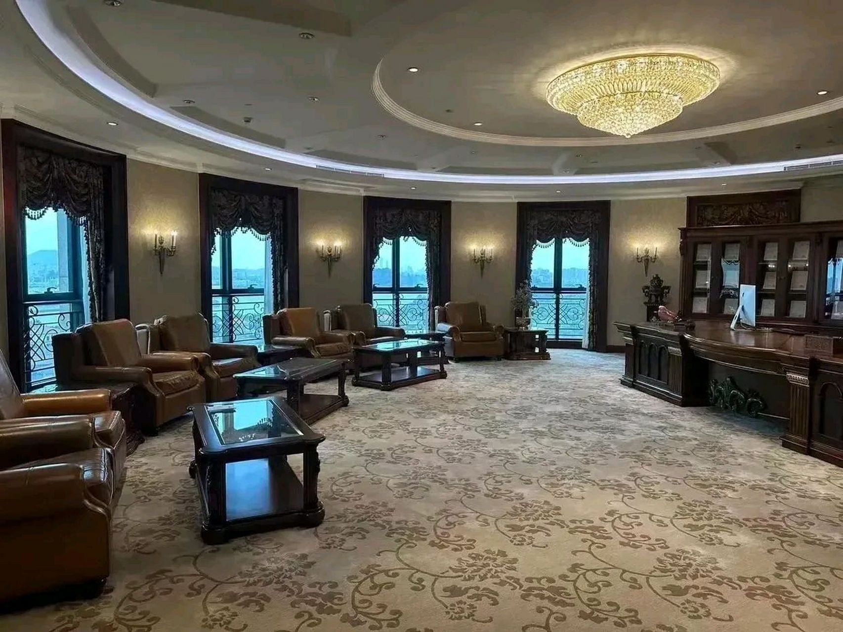 许家印后面被爆出的一些日常生活。
巅峰坐拥3架大型私人飞机。
地面座驾出行只坐吉利号牌加长劳斯莱斯幻影。地方如果无达标车辆，必须跨城调车。

并且地方分公司因为他的到来，需要提前两月成立专属接待组，全公司工作围绕接待运转。
抵达前完成楼层全包、环境改造、设备空运，全程数十名保镖、专属发 ​