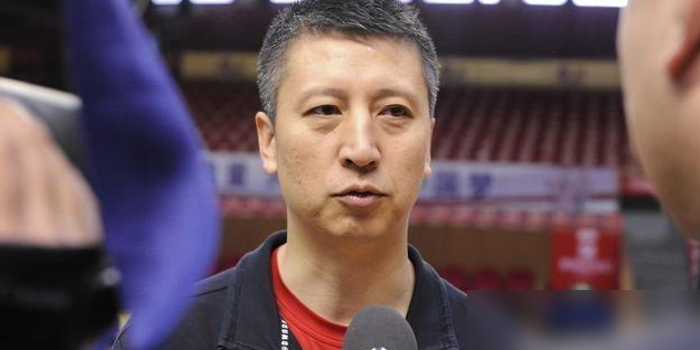 孙铭徽助攻喂饼胡金秋，闭着眼都能传，结果国家队大门愣是没让他进。
郭士强选后卫就五条：想玩命、同位置最强、适合体系、身体顶、状态顶。听着虚，其实就一句，我要能冲起来的。
孙铭徽慢。推进一落阵地，他那套控传再好，也是围着磨。现代国际赛，过半场恨不得三秒攻框，他这节奏，直接卡壳。
媒体还扒出条，郭