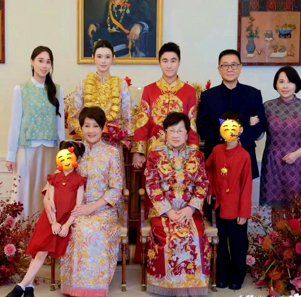 近日，何超欣晒出了用手拎奚梦瑶脖子上戴的黄金手镯串起来的项链，她用的是兰花指，拎得很轻松，不少网友提出质疑，如果是实心的不可能这么轻松拎起来，之前可是有不少通稿吹嘘奚梦瑶脖子上挂的都是实心的黄金手镯。
 

其实稍微懂点行情的都知道，真要是实打实的沉头金，别说手指头挑着玩了，脖子根本顶不住。