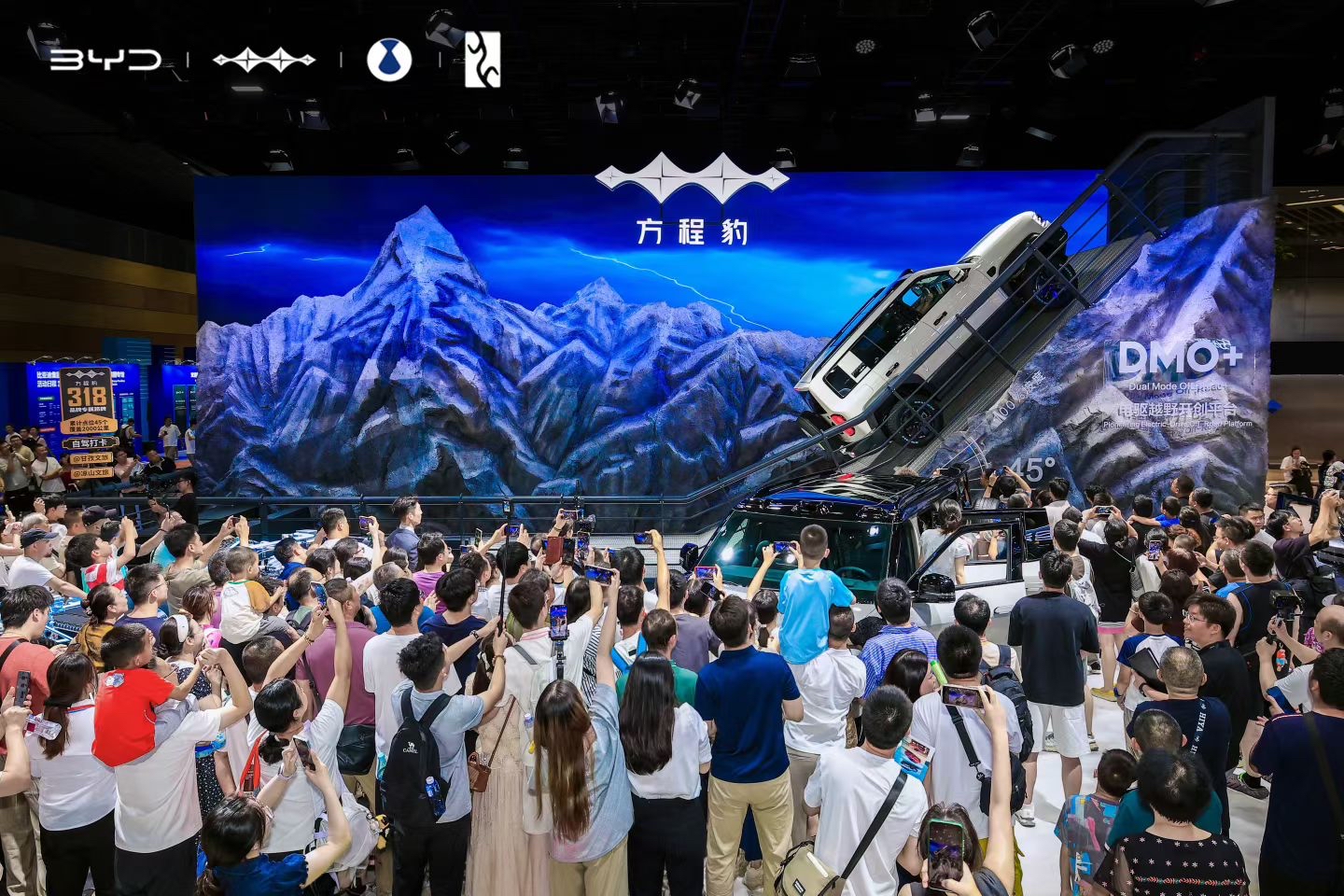 2026年成都国际车展9号馆，比亚迪集团专馆，全品牌集结，人潮涌动，万众聚焦，王朝系列、海洋系列、腾势系列、方程豹系列、仰望系列，以及领汇等车型全部亮相，即日至8月30日去看看你喜欢的车型吧……成都国际车展上，比亚迪车卖疯了，恰逢品牌三周年、销量突破50万台，这次直接带来两大重磅新车，终于跳出了新能