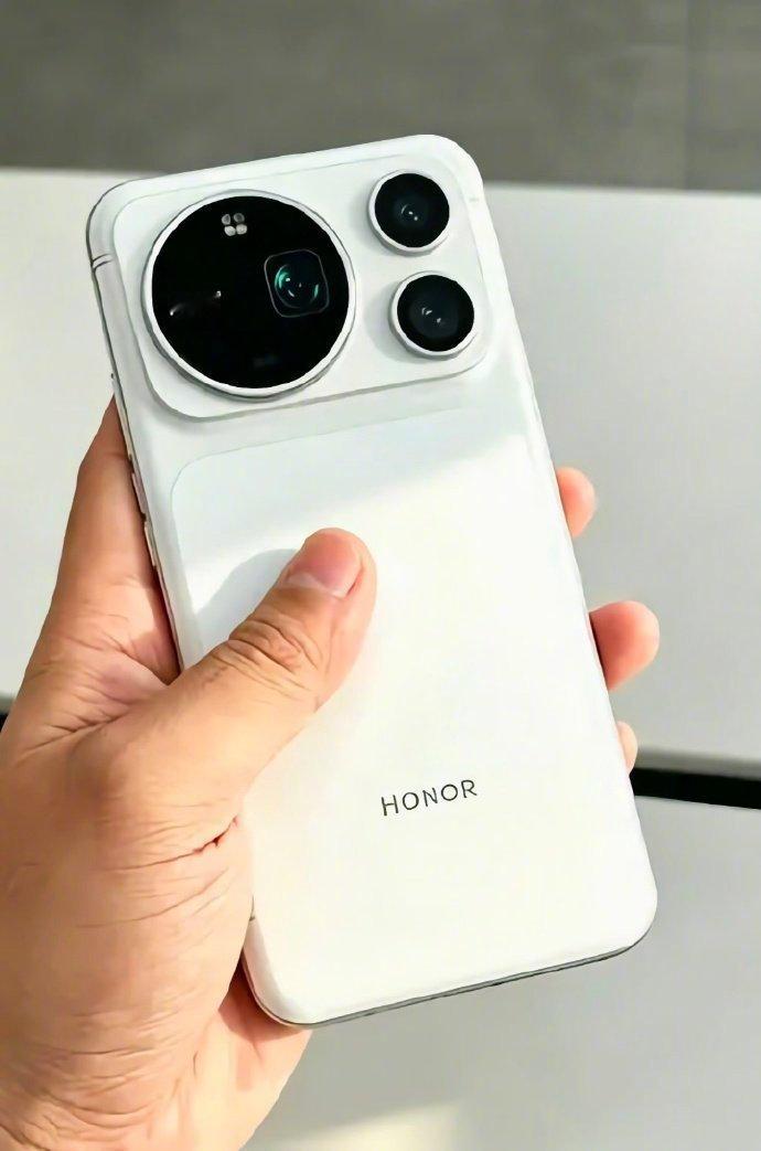从爆料上来看，vivo X500标准版和荣耀Magic 9系列镜头都采纳左上圆形deco设计，大家觉得这个外观可以打几分？ ​