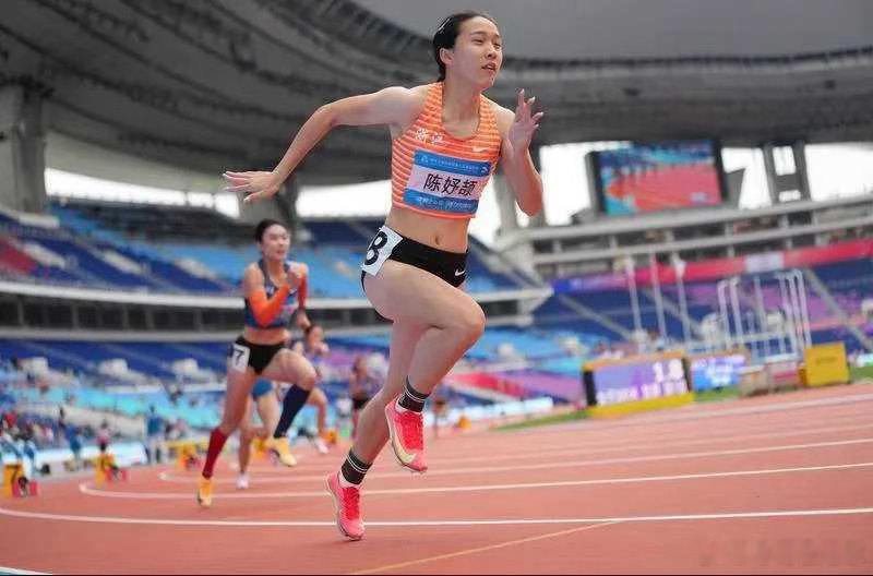 陈妤颉（16岁，田径）
被称作“小孩姐”，十五运会女子100米以11秒10夺冠刷新亚洲青年纪录，亚洲田径锦标赛女子200米以22秒97夺冠，时隔27年为中国队再夺该项目亚洲冠军。从网球转项田径，成长一步一个脚印，赛场之上尽显新生代运动员的松弛感与爆发力。 ​