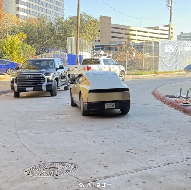特斯拉Cybercab首次在德克萨斯州奥斯汀的公共道路上进行测试，驾驶...