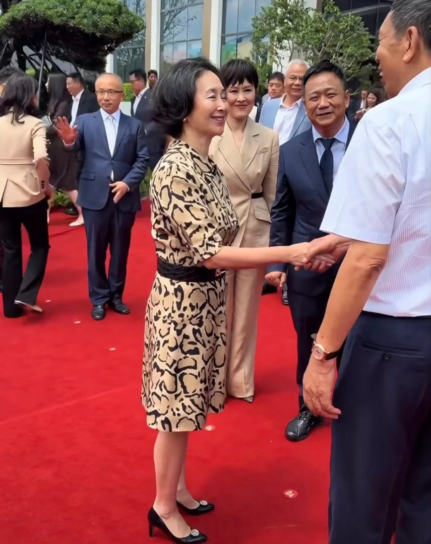 64岁何超琼深圳剪彩，穿2W豹纹裙踩7000块高跟鞋，头发白了也优雅 ​